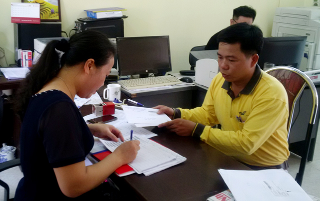 Nhân viên Bưu điện thành phố Yên Bái thực hiện dịch vụ bưu chính công ích